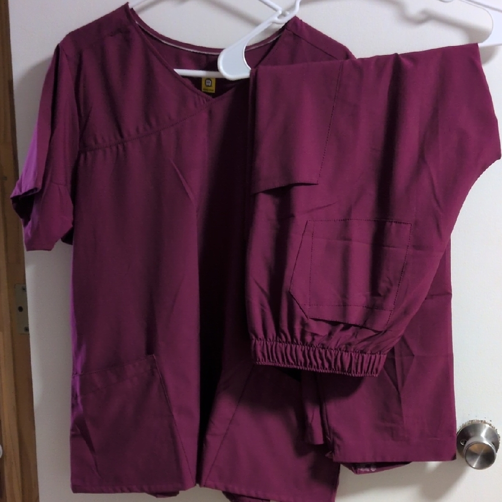 WonderWink 123 Plum Scrub Set. XL Top, Large pants